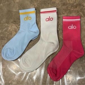 New Women’s Alo Socks
New with tags in its packaging 
3 pairs 
Fits sizes 6-11